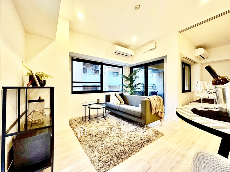 内装 ◆居心地のいい暮らし◆には欠かせない眩い採光。ゆったりとした幅の窓からこの空間に降り注ぐ採光が絶えない。明るいリビングこそ居心地のいい暮らしが待っているのだと思う。