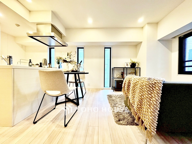 内装 ◆木漏れ日◆の様な採光が優しく足元を照らし、心地いい暮らしの道しるべを写し出す。この空間で過ごす家族との語らいの時間がとても素敵で幸せを感じるかもしれない。