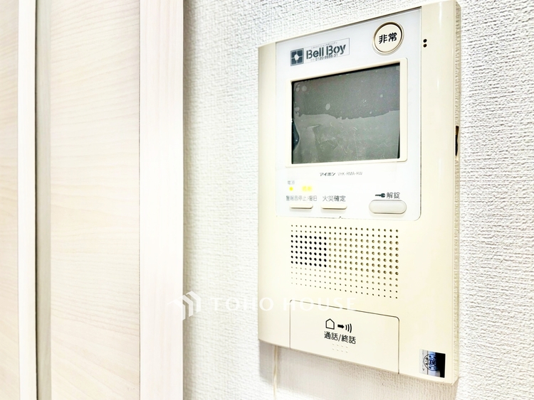 内装 ◆リビングルーム◆そこには目を輝かせ笑顔で見つめてくれる君がいて、「おかえり」の言葉がこだまする。何気ない日々の挨拶は僕にとっては幸せで、同時に君の瞳にも恋している。