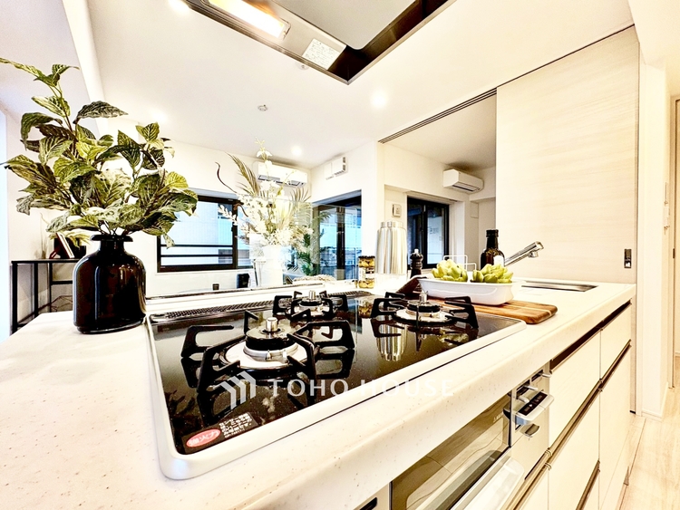 キッチン ◆窓を開けると◆冷涼な風、そよぐリビング。だんらんの場所はここから始まり、ここで終わる。家族の笑顔が集う素敵な場所だから、こだわり抜いた思いが詰まっているのだと思う。