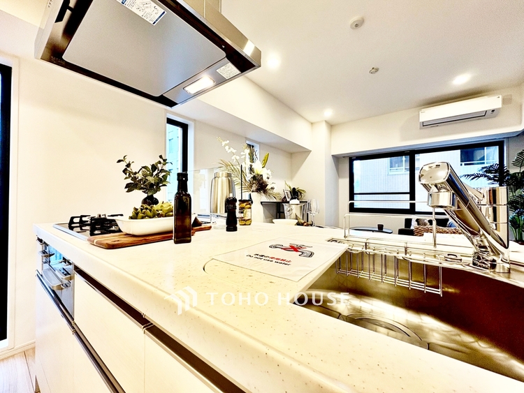 キッチン ◆サンサンと◆差し込む太陽の光がこのリビングに笑いをもたらす。ソファの上のクッションがポカポカした暖気にぬくぬくと微睡んでいる。