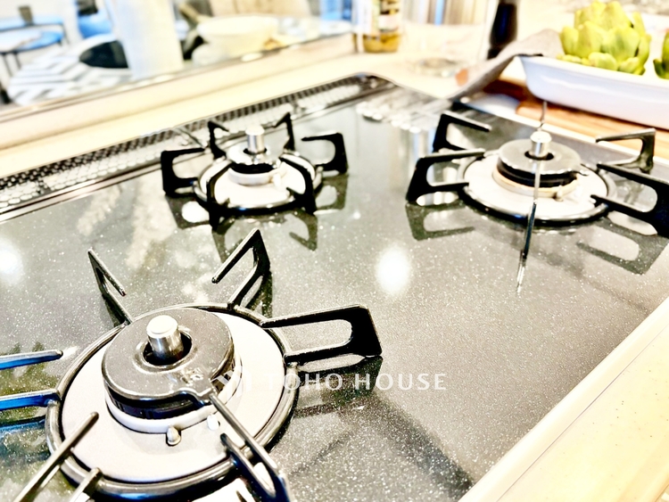 キッチン ◆陽溜まり◆の温もりを感じ、ふわりと寄り添う太陽の妖精たちが自然と僕達を微睡ませる。うとうとしたい訳ではないがそんな時間が嫌いじゃない自分がここにいる。