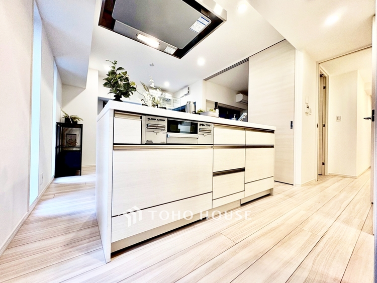 キッチン ◆結ばれた◆玄関ドアを開けるとリビングから聞こえる小走りの足音。靴を脱ぎかけ目の前に立つ君の瞳と交差する。君は微笑みその刹那に心奪われる。佇む僕と君の間に赤い糸が結ばれた。