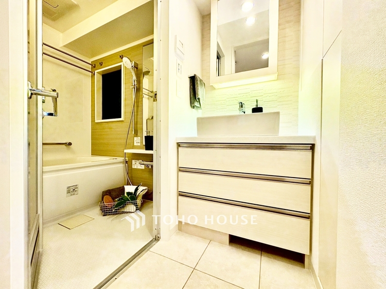 風呂 ◆今宵の食卓◆ダウンライトに反射するグラスを眺めながらワインを注ぐ。トクトクと心地いい音をさせながら、フランスの古城を思わせる薫りがたちこめ、とても幸せな時を過ごせる。