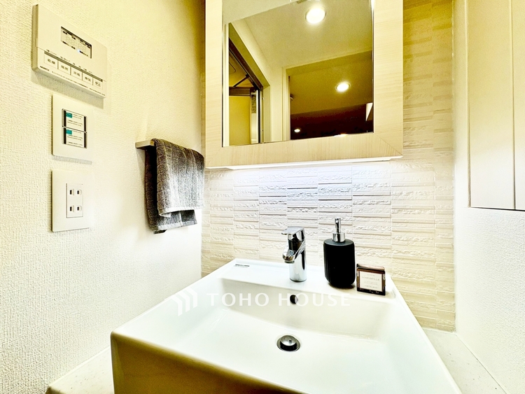 風呂 ◆窓を開けると◆冷涼な風、そよぐリビング。だんらんの場所はここから始まり、ここで終わる。家族の笑顔が集う素敵な場所だから、こだわり抜いた思いが詰まっているのだと思う。