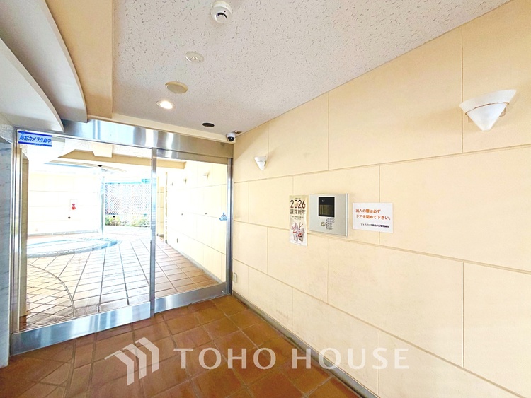 エントランス 【2026年1月末工事完了予定！】周辺のオシャレなショップも庭感覚で楽しめる、特別な住まいです。