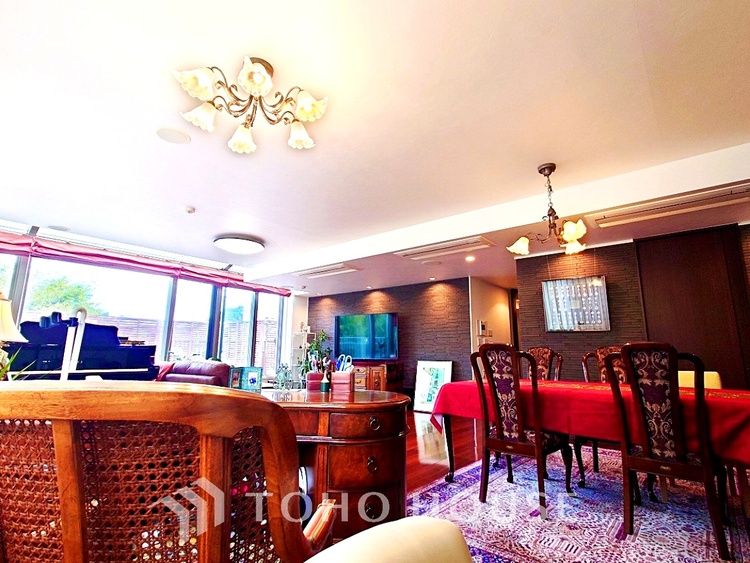 内装 触れることが出来そうな環境が、そのままインテリアに。その豊かで眩い眺望には、心地よい光と風が溢れ、ずっと眺めていたくなるような空間を演出してくれます。