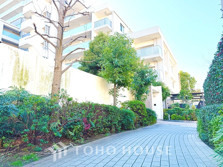 内装 【smart design】◆スマートデザイン◆太陽の光をスマートにリビングへ。優しくいざなわれた採光が朝は目を覚ませ、昼はくつろぎ、そして夕刻には温もりを与える。他にはないおしゃれなデザインで。