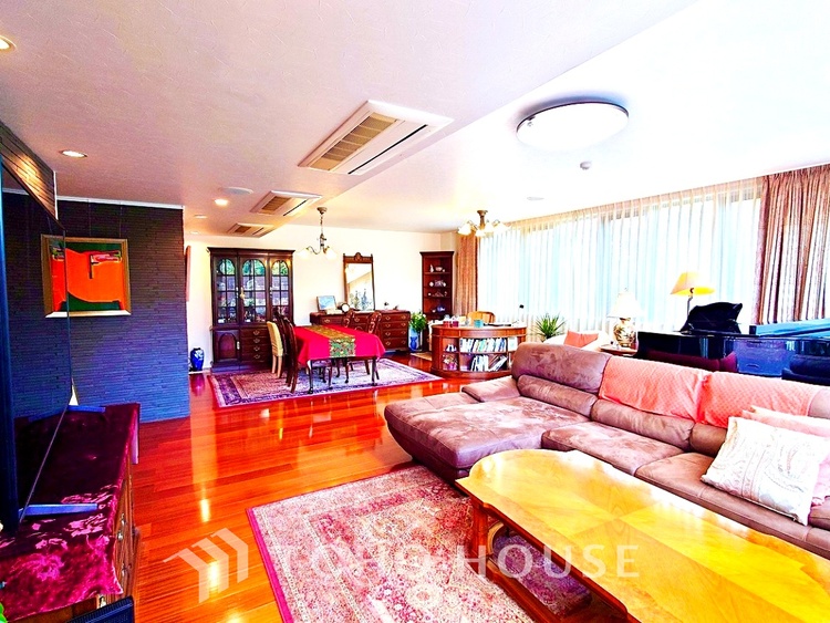 内装 家族や友人との団らんに最適なリビング。落ち着いた雰囲気でくつろぎの時間を過ごせます。