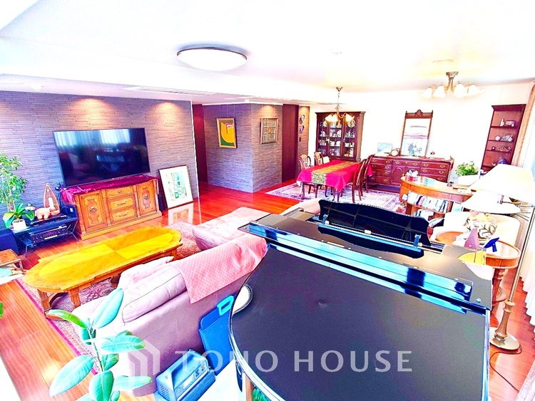 内装 シンプルで洗練されたデザインが魅力のリビング。インテリアを自由に楽しめる空間です。