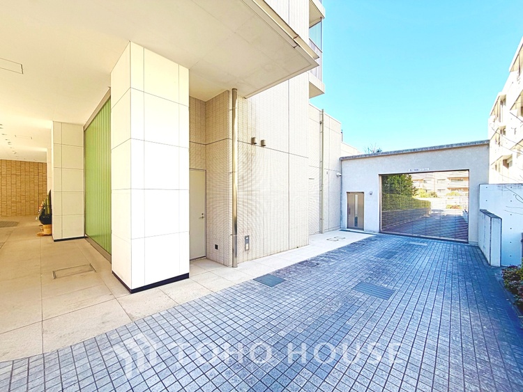 キッチン 【Kitchen】美しく使いやすいキッチンは油汚れが簡単に拭き取れる素材で加工されており、浄水器シャワーから流す水の音を軽減する静かなシンクを採用。見えないところにさり気ない配慮が嬉しい