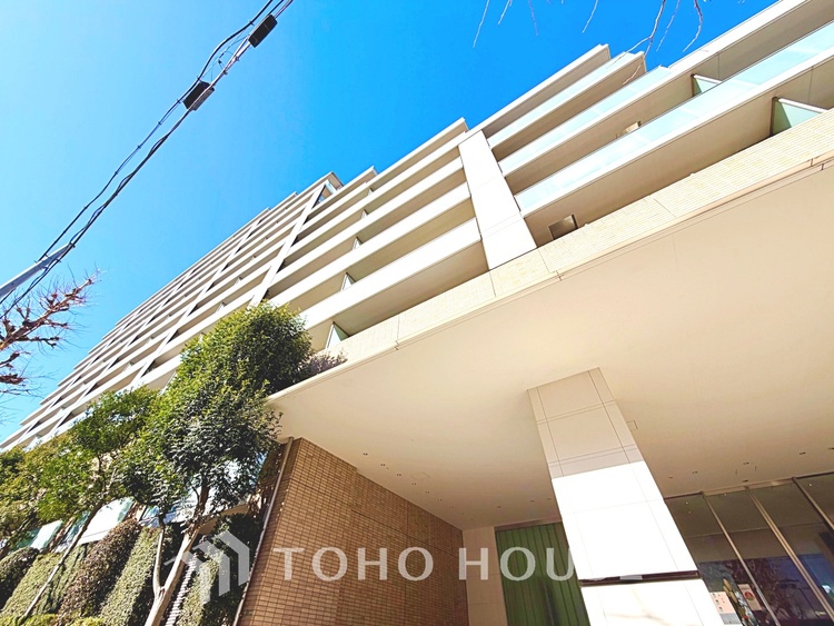 キッチン 【Kitchen】美しく使いやすいキッチンは油汚れが簡単に拭き取れる素材で加工されており、浄水器シャワーから流す水の音を軽減する静かなシンクを採用。