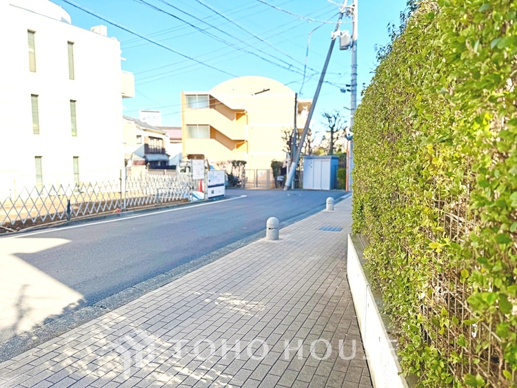 風呂 ◆木漏れ日◆の様な採光が優しく足元を照らし、心地いい暮らしの道しるべを写し出す。この空間で過ごす家族との語らいの時間がとても素敵で幸せを感じるかもしれない。【Holiday of a home】