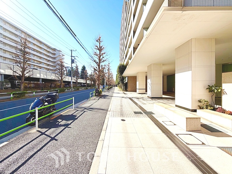 トイレ 【toilet】トイレットペーパーの使用回数を減らせることです。 シャワートイレを使用すれば、洗浄して汚れを落とすことができるため、トイレットペーパーの使用を最小限にとどめることができます。