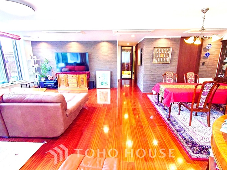 内装 ゆったりとした広さと明るさを兼ね備えた、くつろぎの時間を楽しめる快適なリビングです。