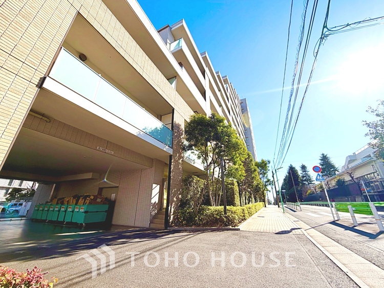 洗面 【Wash basin】十分な大きさの洗面台は収納もさる事ながら、身だしなみチェックや歯磨きなど、朝の慌ただしい時間でもホテルライクなスペースで余裕とゆとりを感じて頂けます。