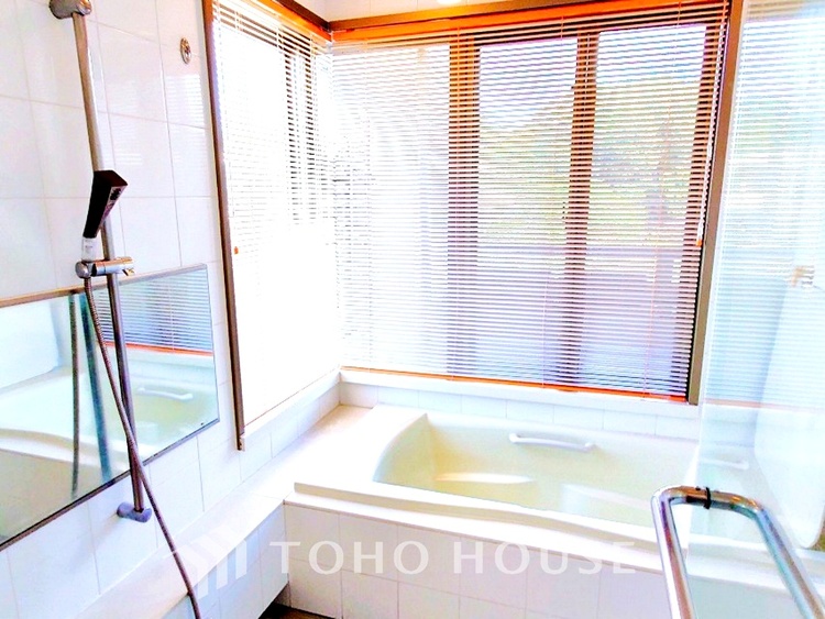 風呂 【Swaying surface】光に照らし出されたバスルーム。膨よかな湿度と静かに揺れる眼前の水面