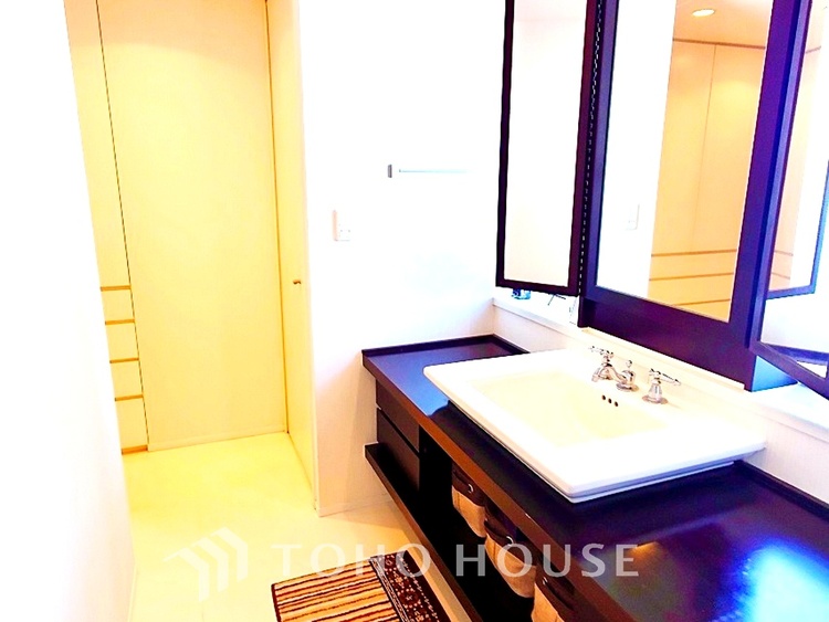 洗面 【Wash basin】十分な大きさの洗面台は収納もさる事ながら、身だしなみチェックや歯磨きなど、朝の慌ただしい時間でもホテルライクなスペースで余裕とゆとりを感じて頂けます。