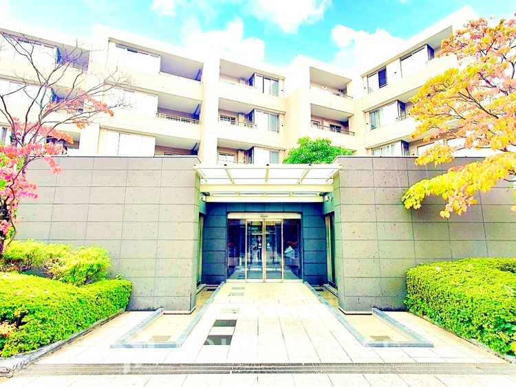 玄関 家族の靴や小物を整理しやすい収納付きで、玄関がいつも整った印象に。