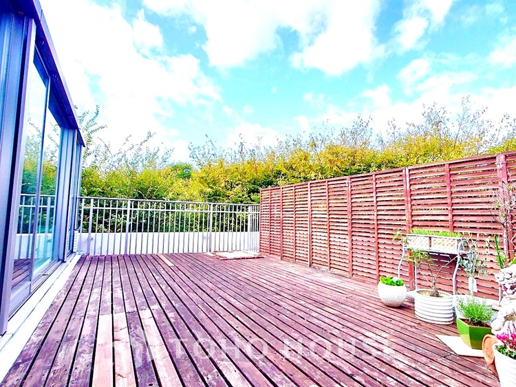 バルコニー 開放感あふれるバルコニーで、朝の光や夜風を感じながら心地よい時間を過ごせます。