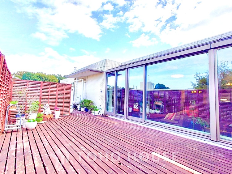 バルコニー ベランダから望む紺碧の空からそよ風、そして目に映るのはグリーン広がる風光明媚な世界。それは清々しい自然の薫りを肌で感じる幸せな空間。