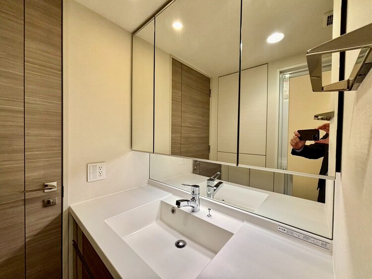 その他 清潔感を感じられる洗面化粧台。