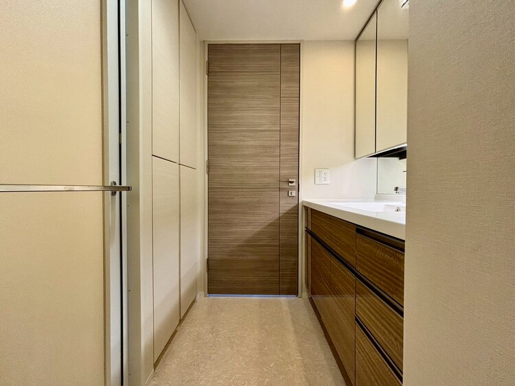 その他 十分な広さの脱衣所。