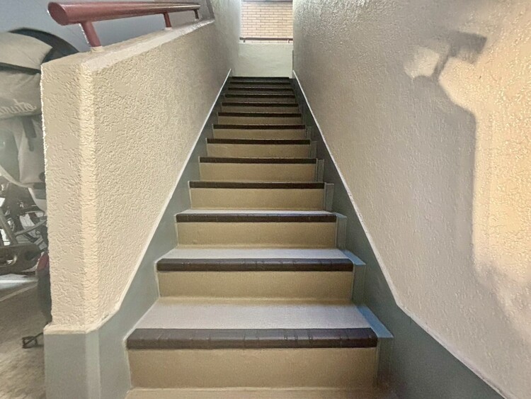 その他 共用部の階段です。明るく清潔に管理されています。