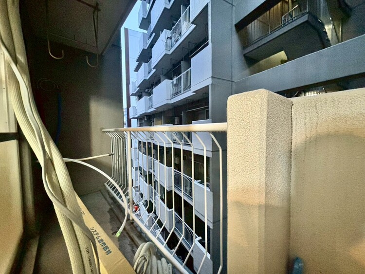 バルコニー 朝の澄んだ空気や、夕方に吹く清々しい風を感じられるバルコニー。