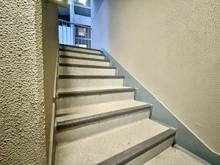 設備 共用部の階段です。明るく清潔に管理されています。