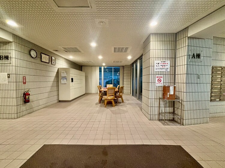 エントランス 綺麗に整備されており、行き届いた管理体制をうかがわせます。