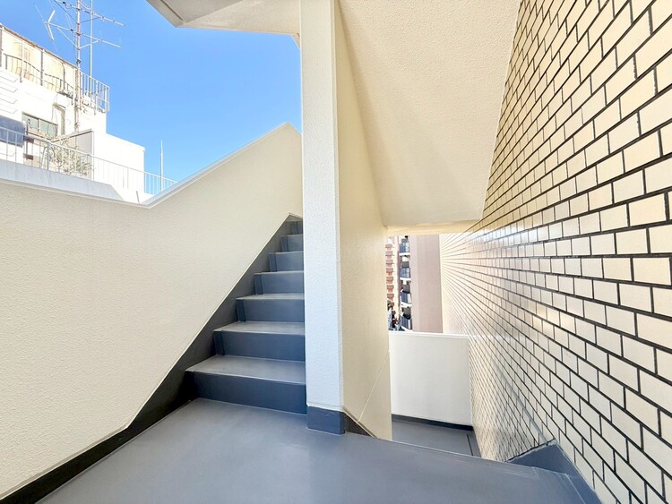 その他 共用部の階段です。明るく清潔に管理されています。