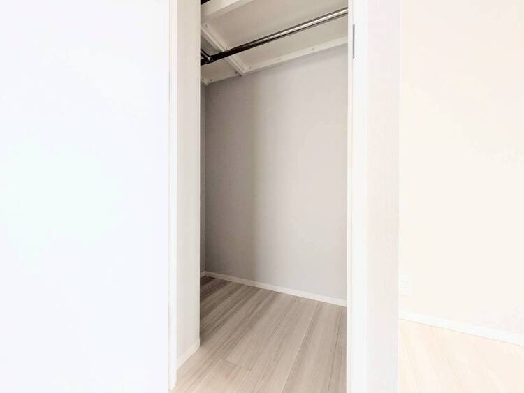 洗面 収納スペースが付いていて、お部屋を広く使っていただけます。