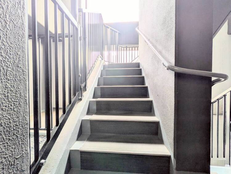 設備 共用部の階段です。明るく清潔に管理されています。