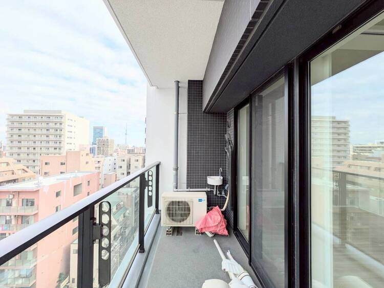 バルコニー 朝の澄んだ空気や、夕方に吹く清々しい風を感じられるバルコニー。