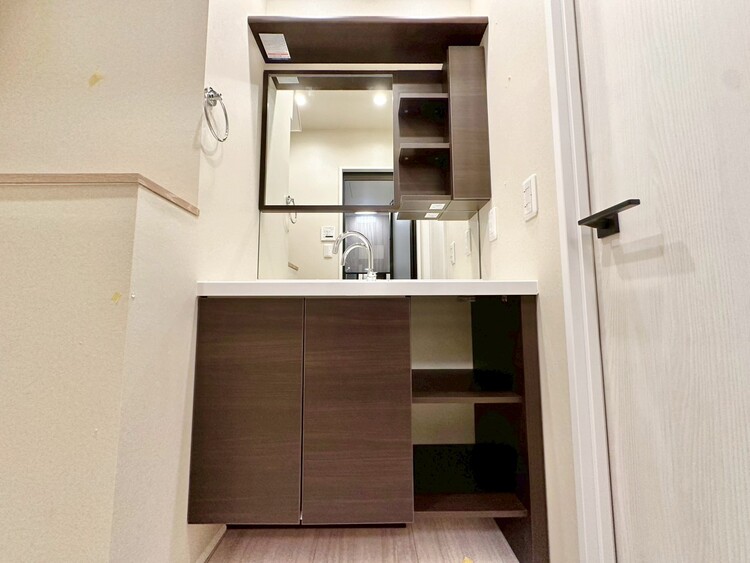 その他 清潔感を感じられる洗面化粧台。