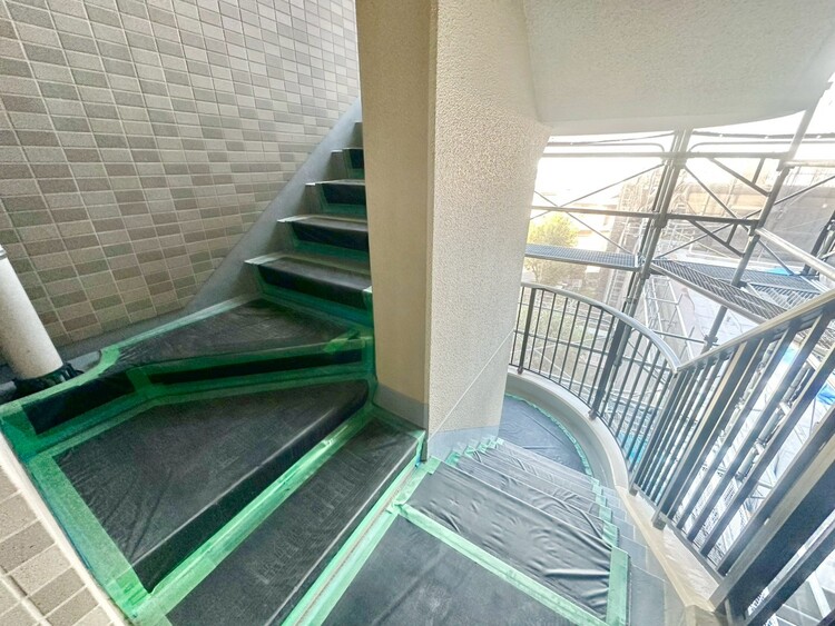 その他 共用部の階段です。明るく清潔に管理されています。