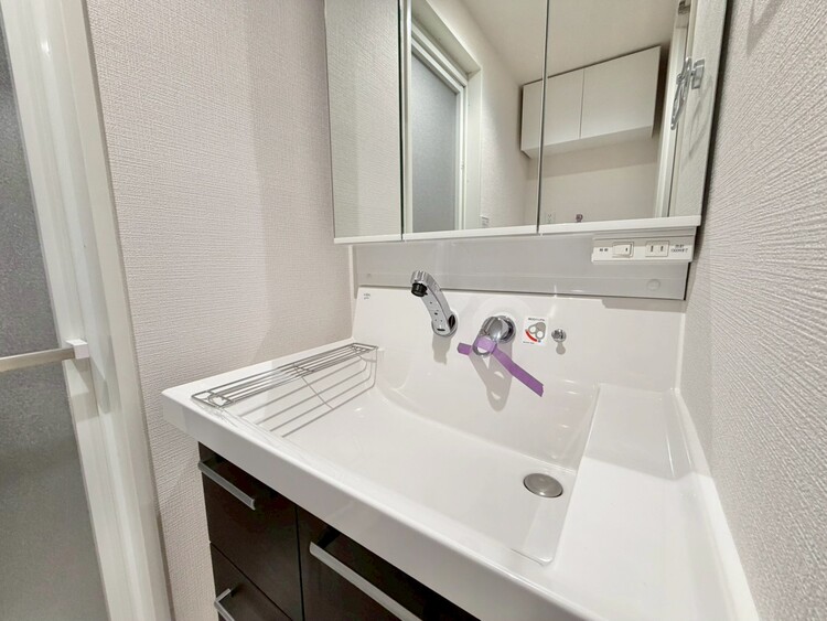 その他 清潔感を感じられる洗面化粧台。