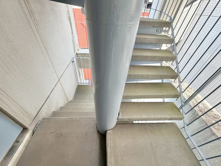 その他 共用部の階段です。明るく清潔に管理されています。