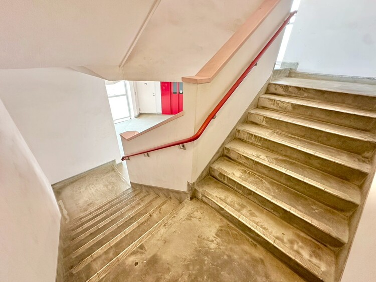 その他 共用部の階段です。明るく清潔に管理されています。