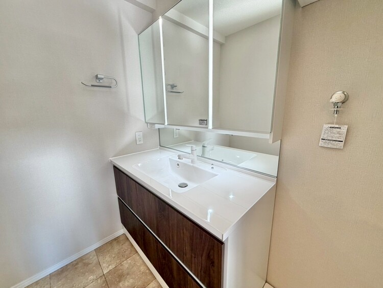 その他 清潔感を感じられる洗面化粧台。