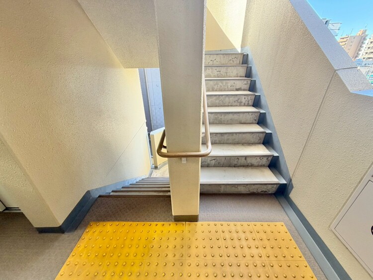 その他 共用部の階段です。明るく清潔に管理されています。