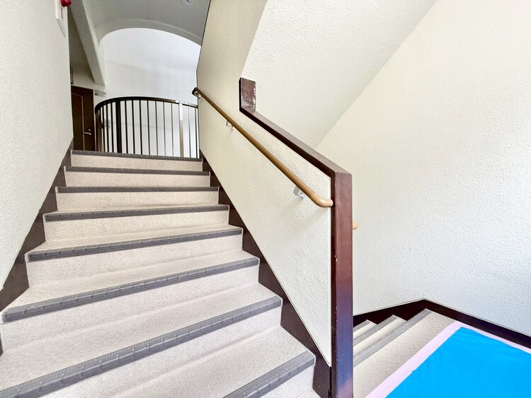 その他 共用部の階段です。明るく清潔に管理されています。