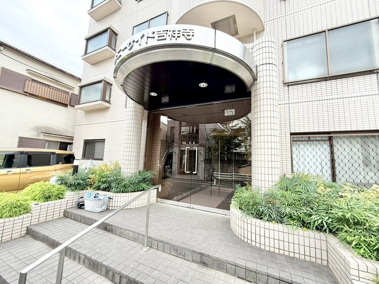 その他 上質感漂う玄関アプローチです。