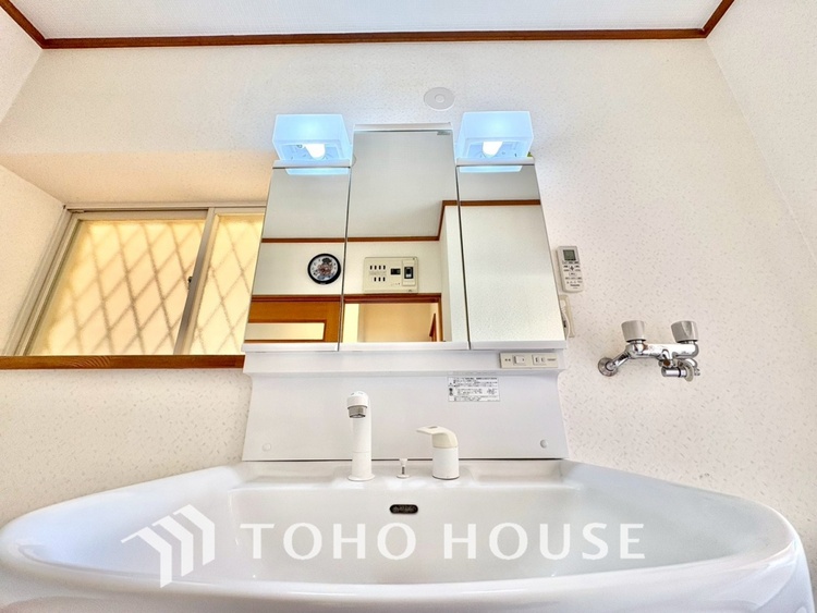 洗面 【WASHROOM】◆快適◆煌びやかな暮らしの中にも忘れたくない快適さ。大きな収納が助けてくれます。