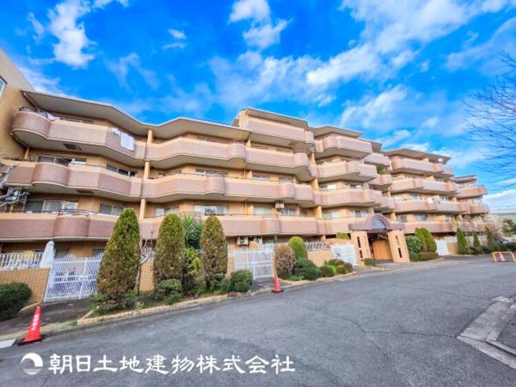 外観 【外観・立地】家族の色を映し出す洗練された邸宅は、ずっと輝き続けながらいつしか街の風景に溶け込み人と共に歩んいきます。