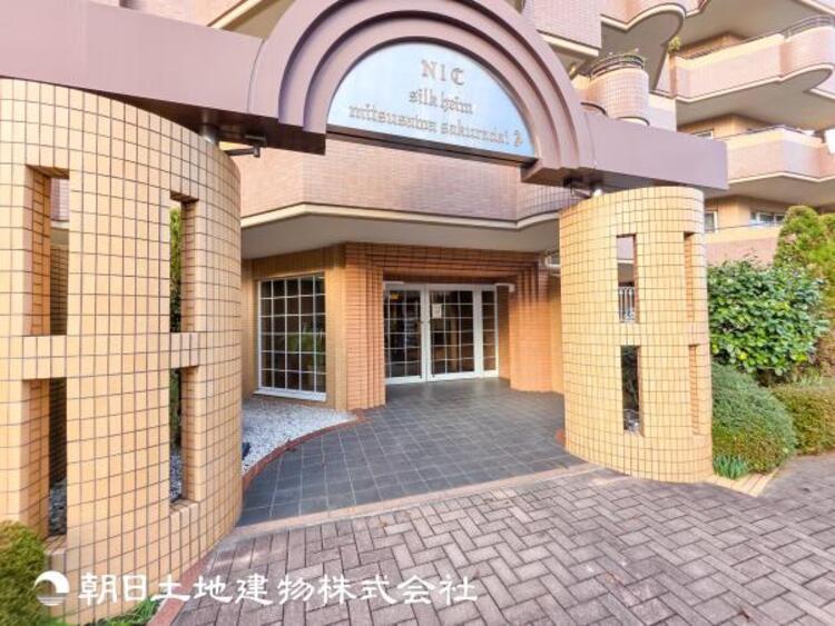 エントランス 【エントランス】温かい空気が溢れる玄関がお出迎えする本物件。この場所には「温もり」で包み込んでくれる安心できるな空間があります。