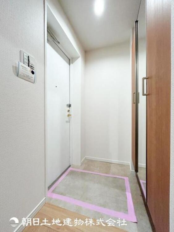 その他 【玄関】家族の帰り、遊びに来る友人、知人を優しく迎え、温もりに満ちた生活空間を予感させる。帰りたい家がここにあります。