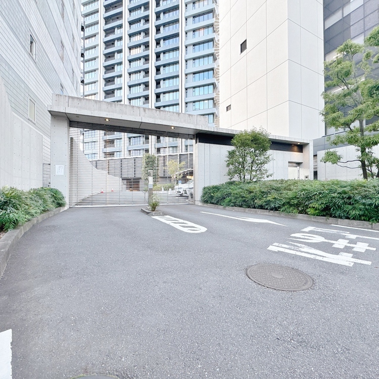 駐車場 本物件の駐車スペースです。車種制限のある場合もございますので、お気軽にお問い合わせくださいませ。