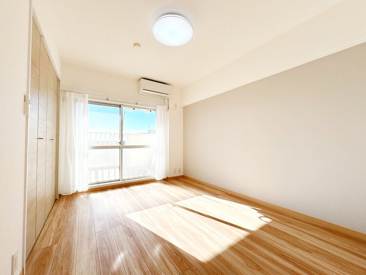 寝室 ベッドも十分に設置するスペースがあります。